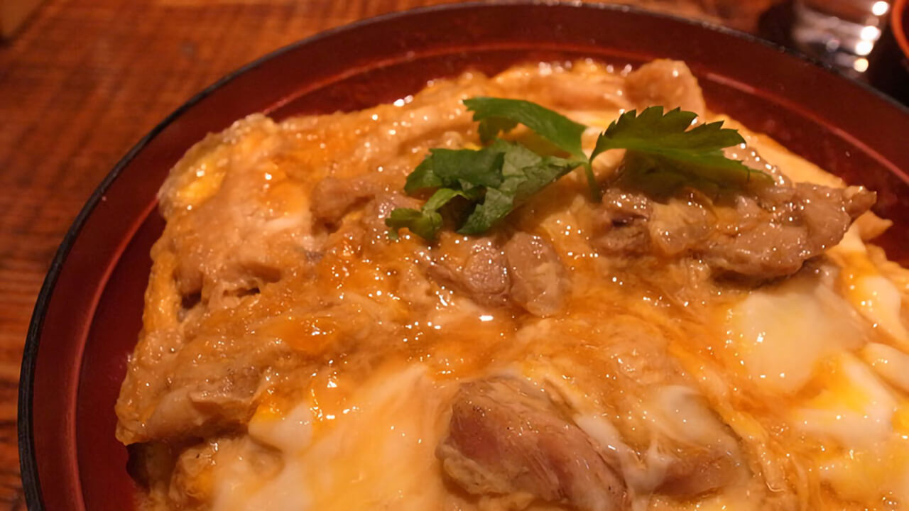 一度炙った鶏肉の旨味が口の中に広がって美味い！炙屋十兵衛の「究極の親子丼」を食べてきた