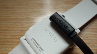 Pebble Timeの充電ケーブル（サードパーティ）買ったけどマグネットが弱いとかいうことはなかった