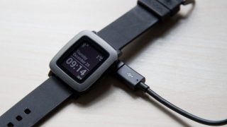 Pebble Timeをmicro USBケーブルで充電できるコネクタは必携