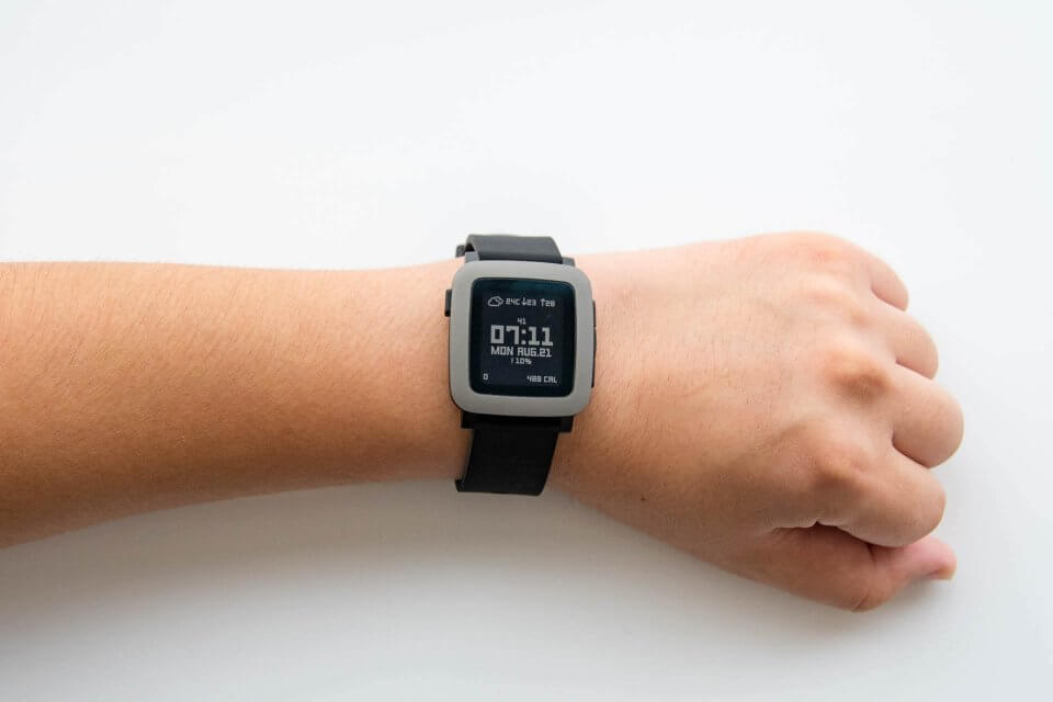 Pebble Time 腕に装着
