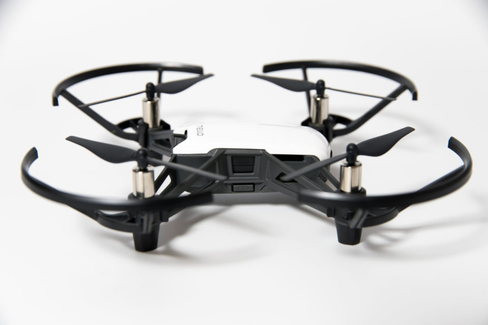 DJI Tello側面の電源ボタン