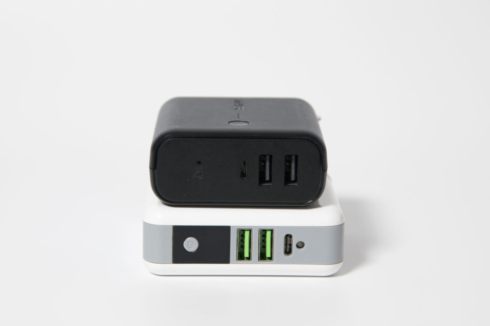 モバイルバッテリー qi ワイヤレス充電器とAnker PowerCore Fusion大きさ比較