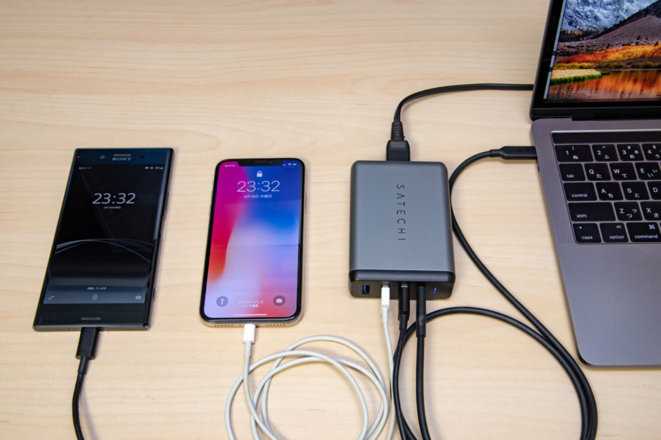 MacBook Pro、iPhone X、Xperia XZ Premiumを充電