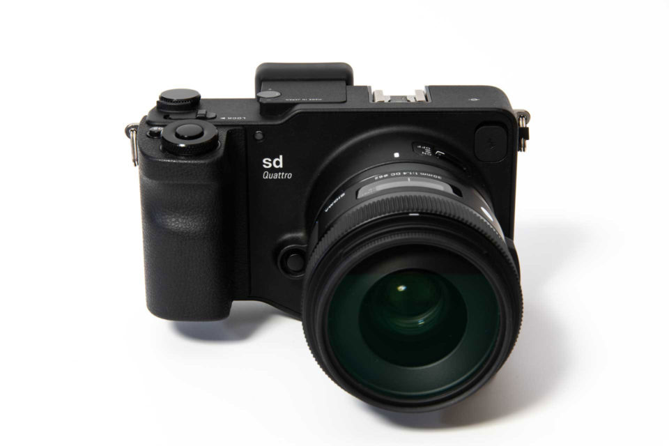 SIGMA sd Quattroに30mm F1.4 Artを着けたところ