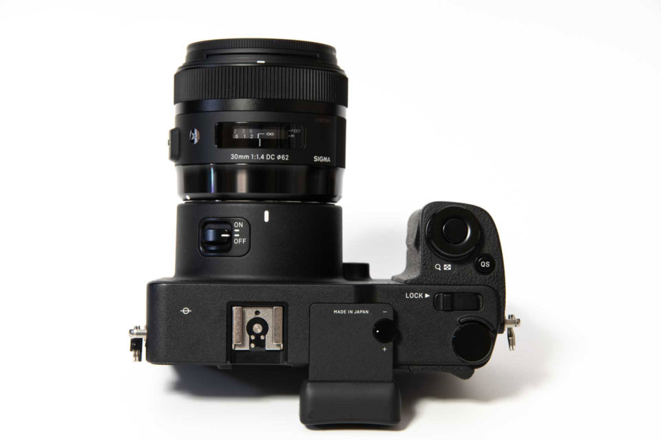 SIGMA sd Quattroに30mm F1.4 Artを着けたところを上から