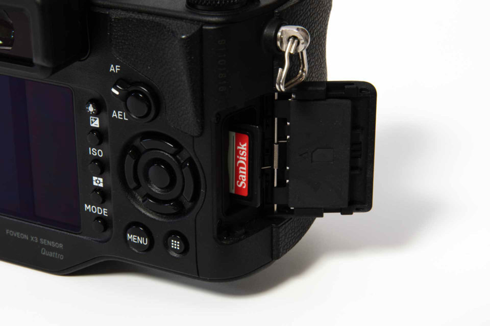 SIGMA sd Quattro カードスロット
