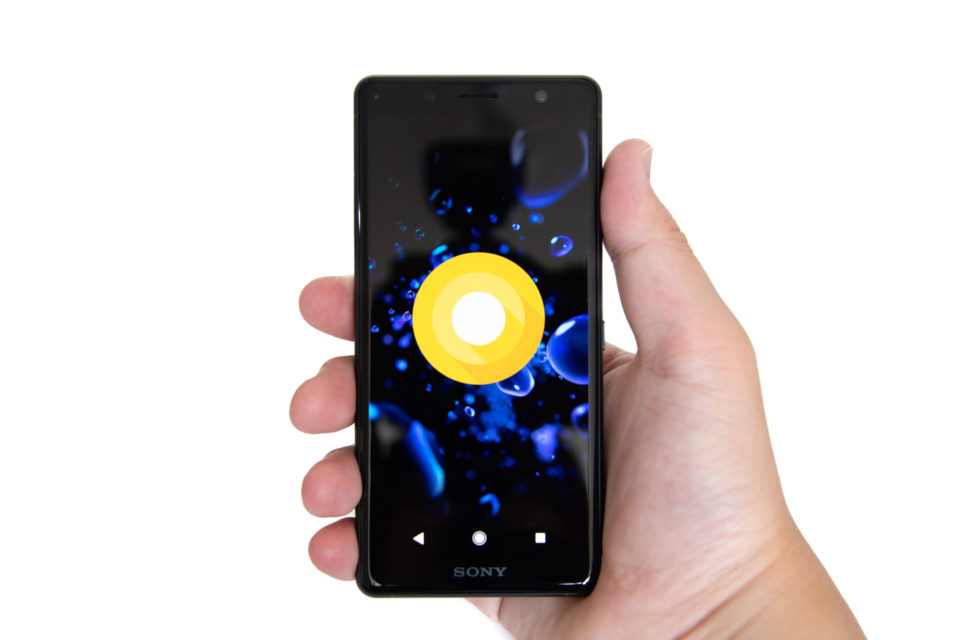 Xperia XZ2 Compact SO-05K 手に持ったところ