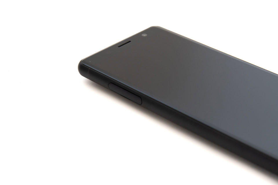 Xperia XZ2 Compact SO-05Kは全体的に丸みのあるデザイン