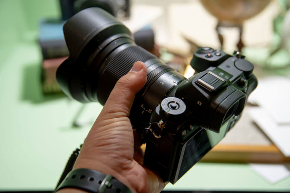 Nikon Z7を手に持ったところ