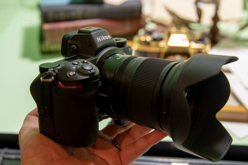Nikon Z7は手のひらに乗るフルサイズミラーレスカメラ