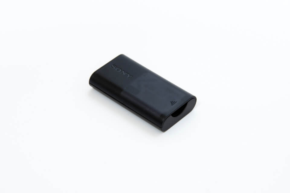 SONY RX0 アクセサリーキットのチャージャーにバッテリーをセット