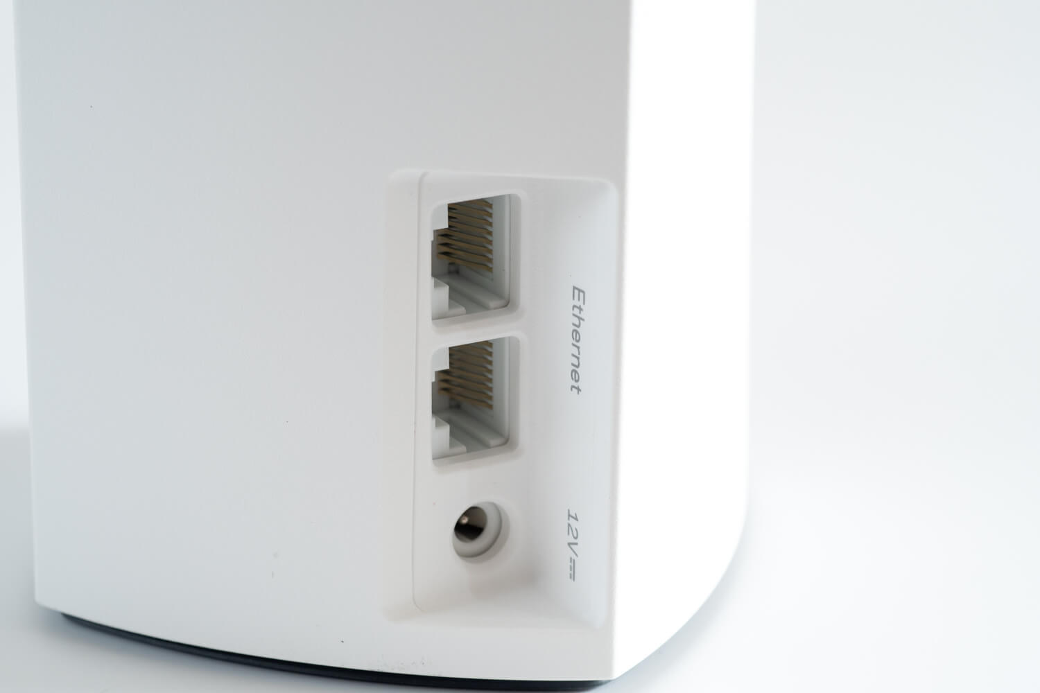 メッシュWi-Fiルーター「Velop」デュアルバンド イーサネットポートと電源