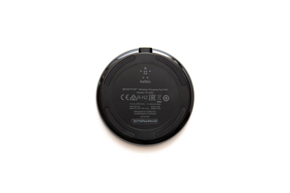 Belkin BOOST↑UP ワイヤレス充電パッド 底部