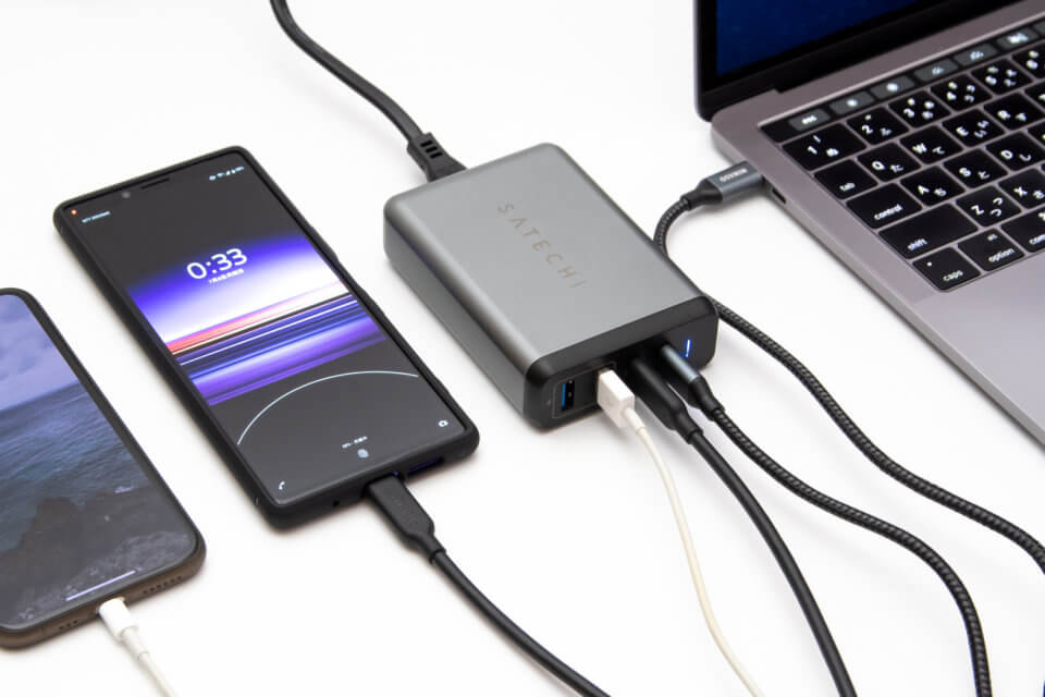 Satechi「75W デュアル Type-Cトラベルチャージャー」レビュー ノートPCとスマホ・タブを同時に急速充電できて便利