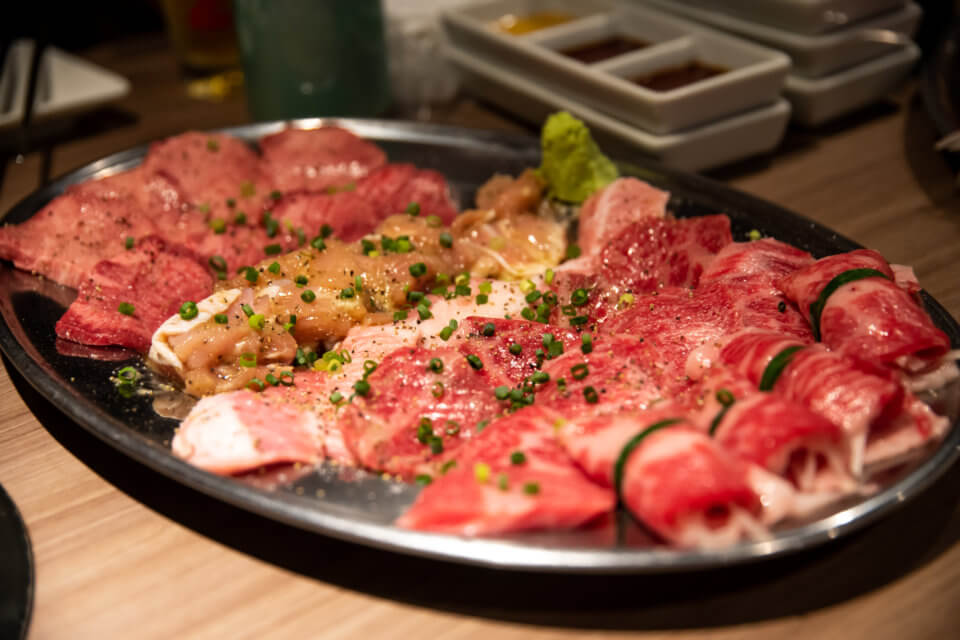千駄木「肉と日本酒」で真っ昼間から #超でこ肉会 やってきた