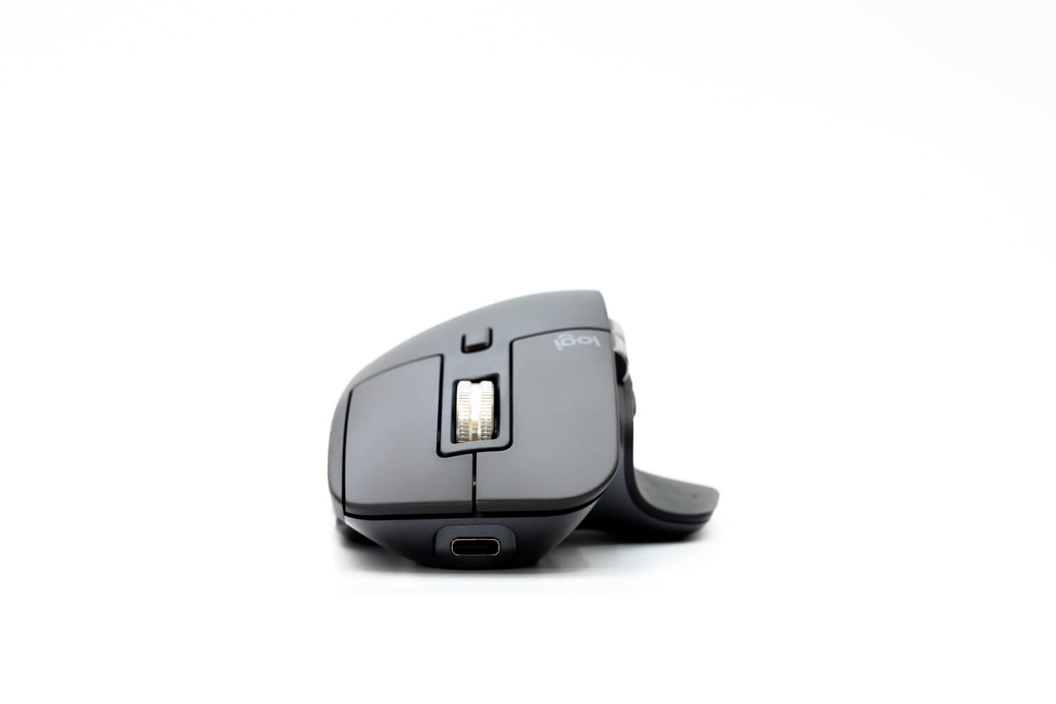 MX Master 3を正面からみたところ。USB Type-Cポートを採用。