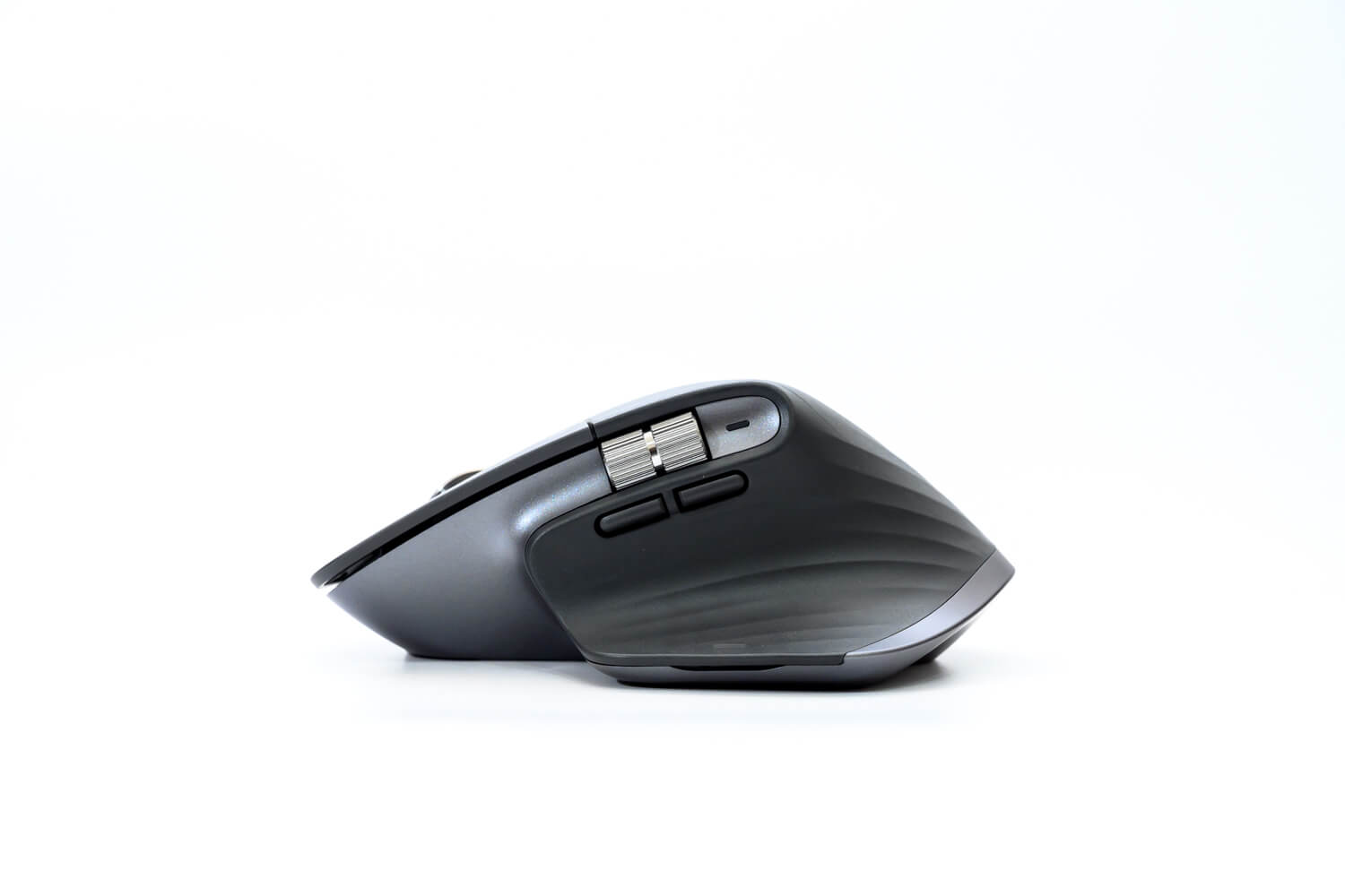 MX Master 3の横。サイドにもボタンとホイールがある