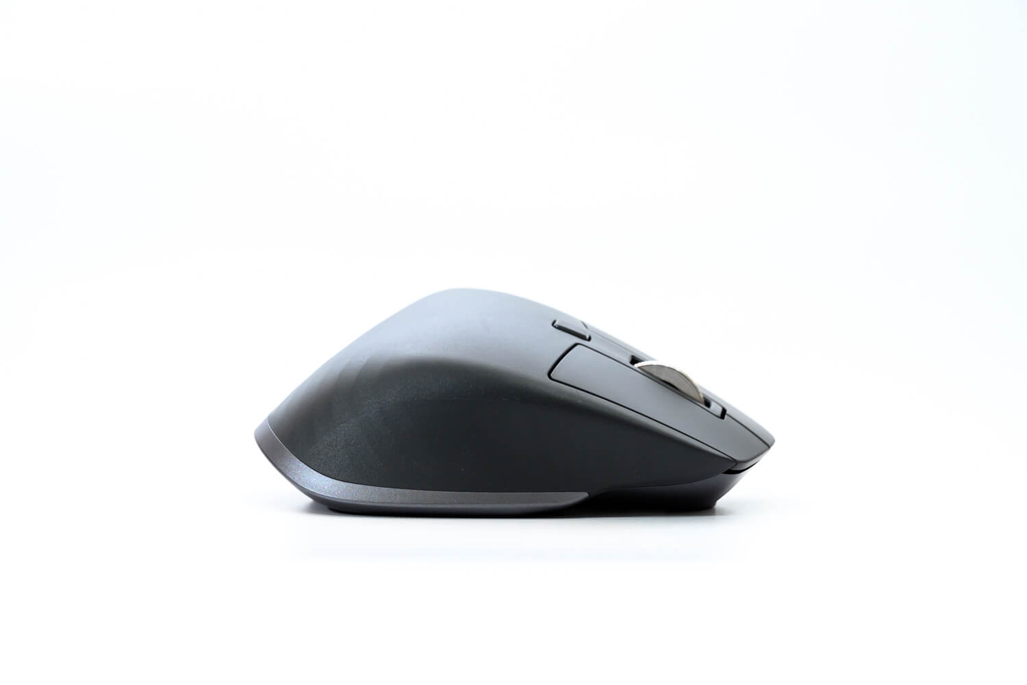 MX Master 3を横から見たところ。程よい厚みがあって持ちやすい。
