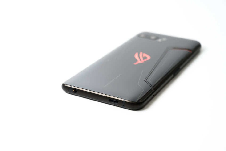 ROG Phone II 下部にUSB-Cポートとイヤホンジャック