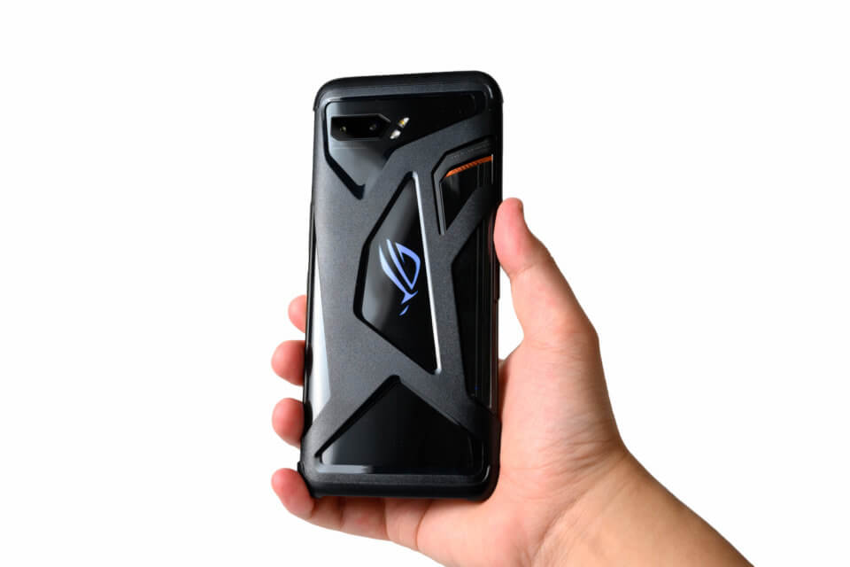Aero Caseを装着したROG Phone II を持ったところ