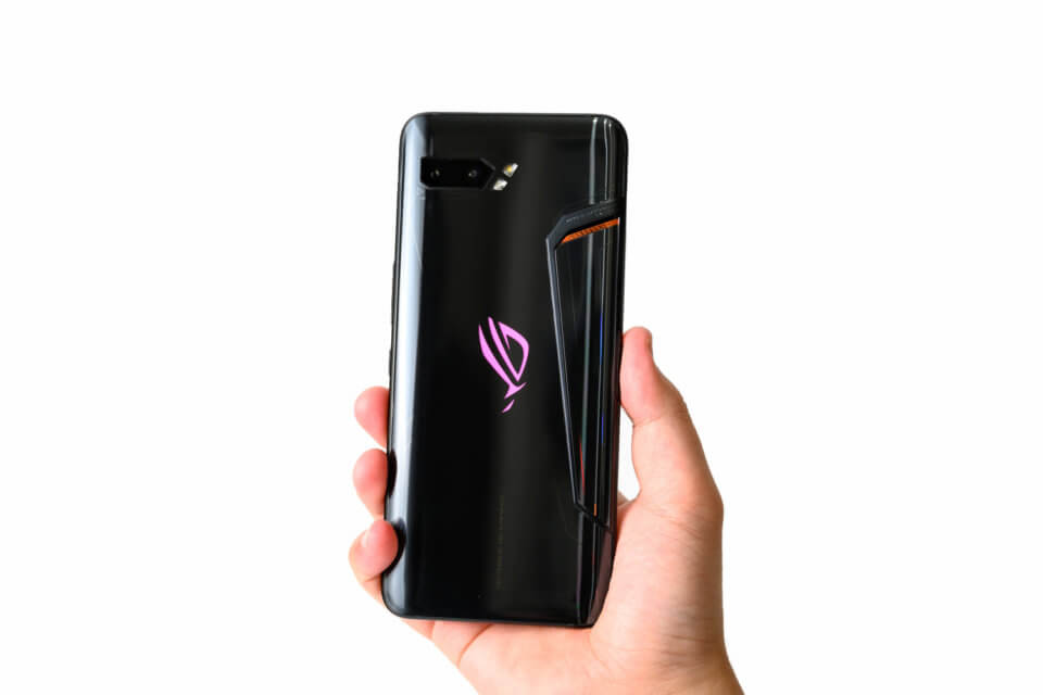 ROG Phone II を持ったところ（背面）