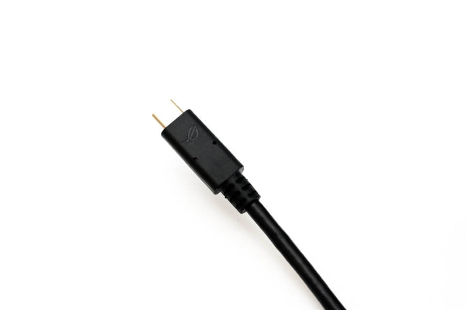 USB Type-C側にはROGロゴ