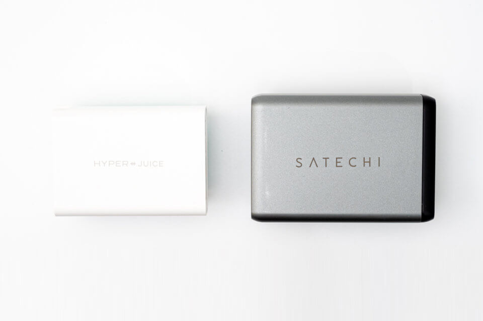 HyperJuiceとSatechiのトラベルチャージャーのサイズを比較
