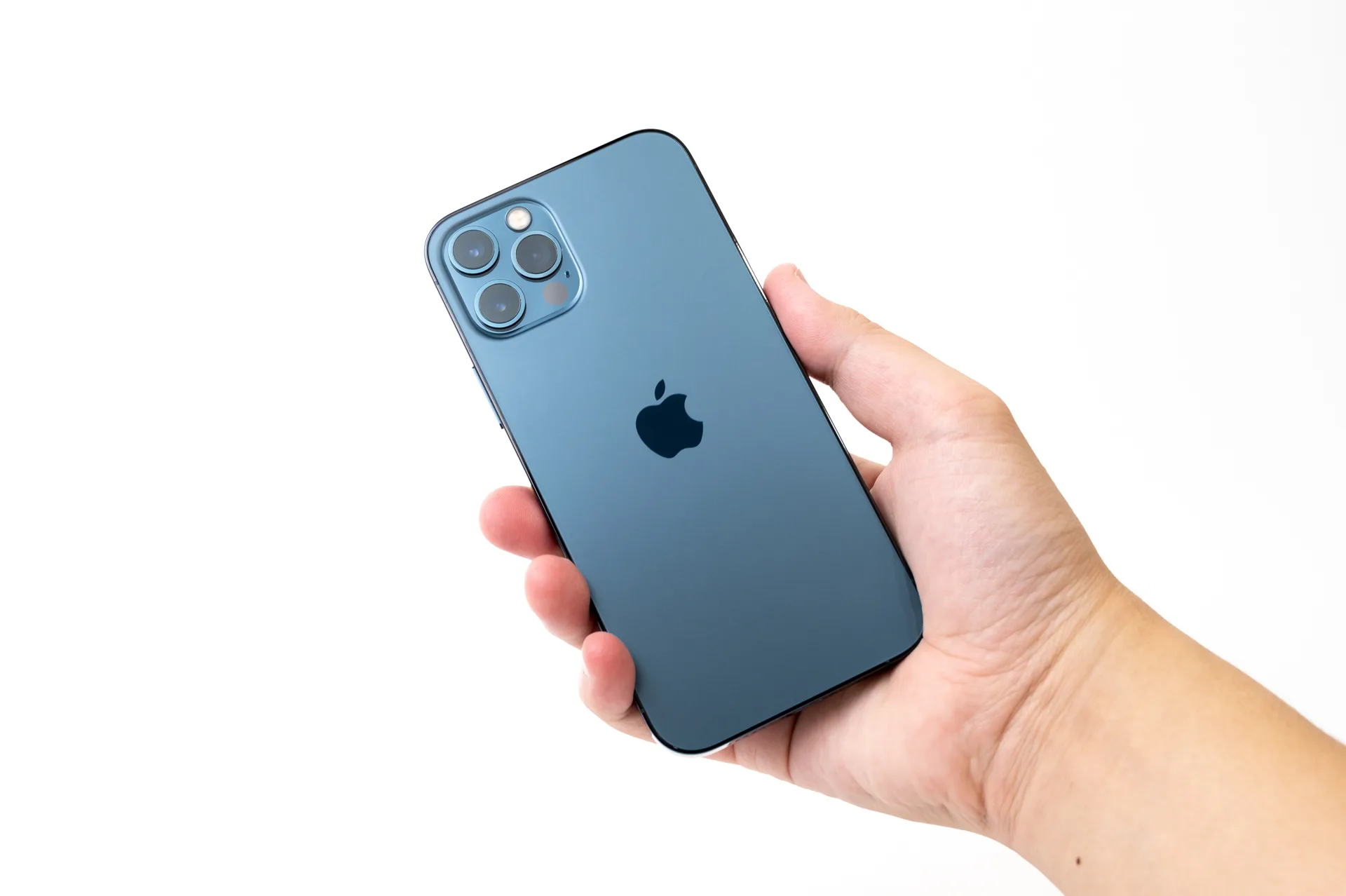 iPhone 12 Pro パシフィックブルー を手に持ったサイズ感