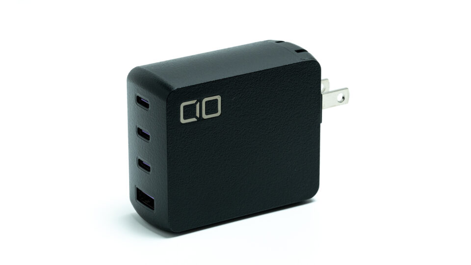 CIO NovaPort QUAD 100W レビュー。クレカ以下サイズで最大100W出力の4ポート充電器