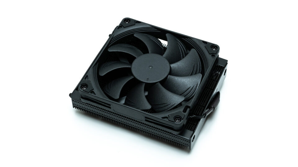 Noctua NH-L9a-AM4 chromax.black レビュー。高さ37mmとロープロファイルな漆黒の空冷CPUクーラー