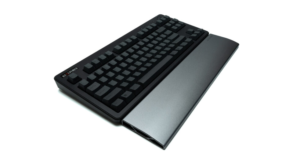 REALFORCEのアルミリストレストを買いました。高級感と一体感がたまらない